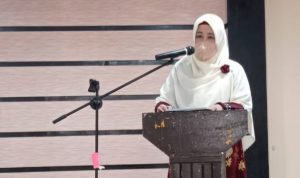 Kepala dinas kesehatan Hj. Rsomini Pandin, Membawakan sambutan pada kegiatan bimtek Pengelola Sarana Pelayanan Kefarmasian, di Aula Hotel Sikumbang, Tomoni, Sabtu (26/6/21).