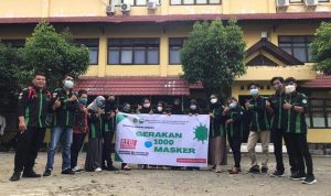 Pengurus HMPS PPKn UNCP melakukan foto bersama dalam kegiatan gerakan 1000 masker gratis untuk masyarakat, Palopo, Minggu (27/7/21).