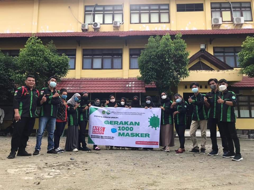 Pengurus HMPS PPKn UNCP melakukan foto bersama dalam kegiatan gerakan 1000 masker gratis untuk masyarakat, Palopo, Minggu (27/7/21).