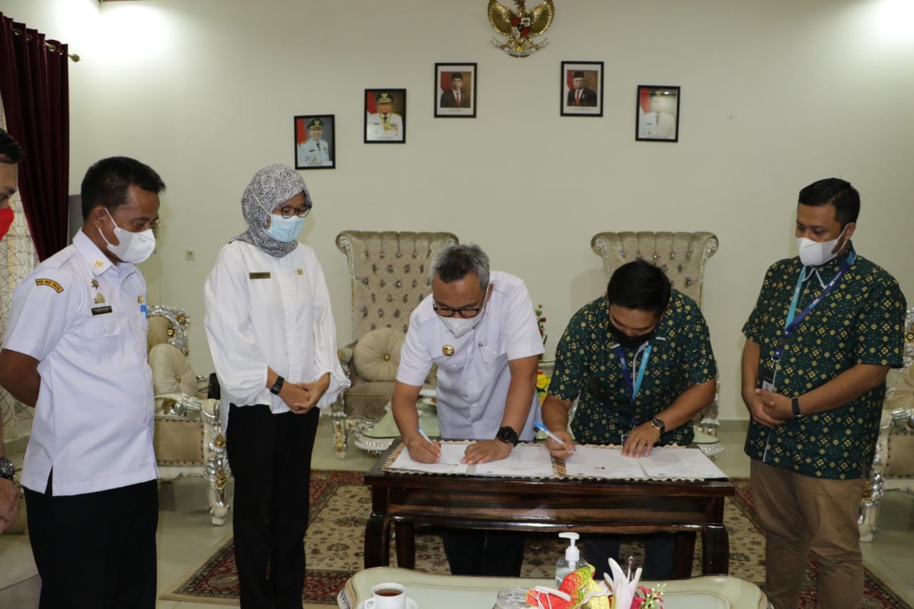 Penandatanganan Perjanjian Kerjasama (MoU) antara Pemerintah Kabupaten Luwu Timur dengan PT. Pegadaian Area Palopo, di rumah jabatan Bupati Luwu Timur, Rabu malam (23/06/2021).