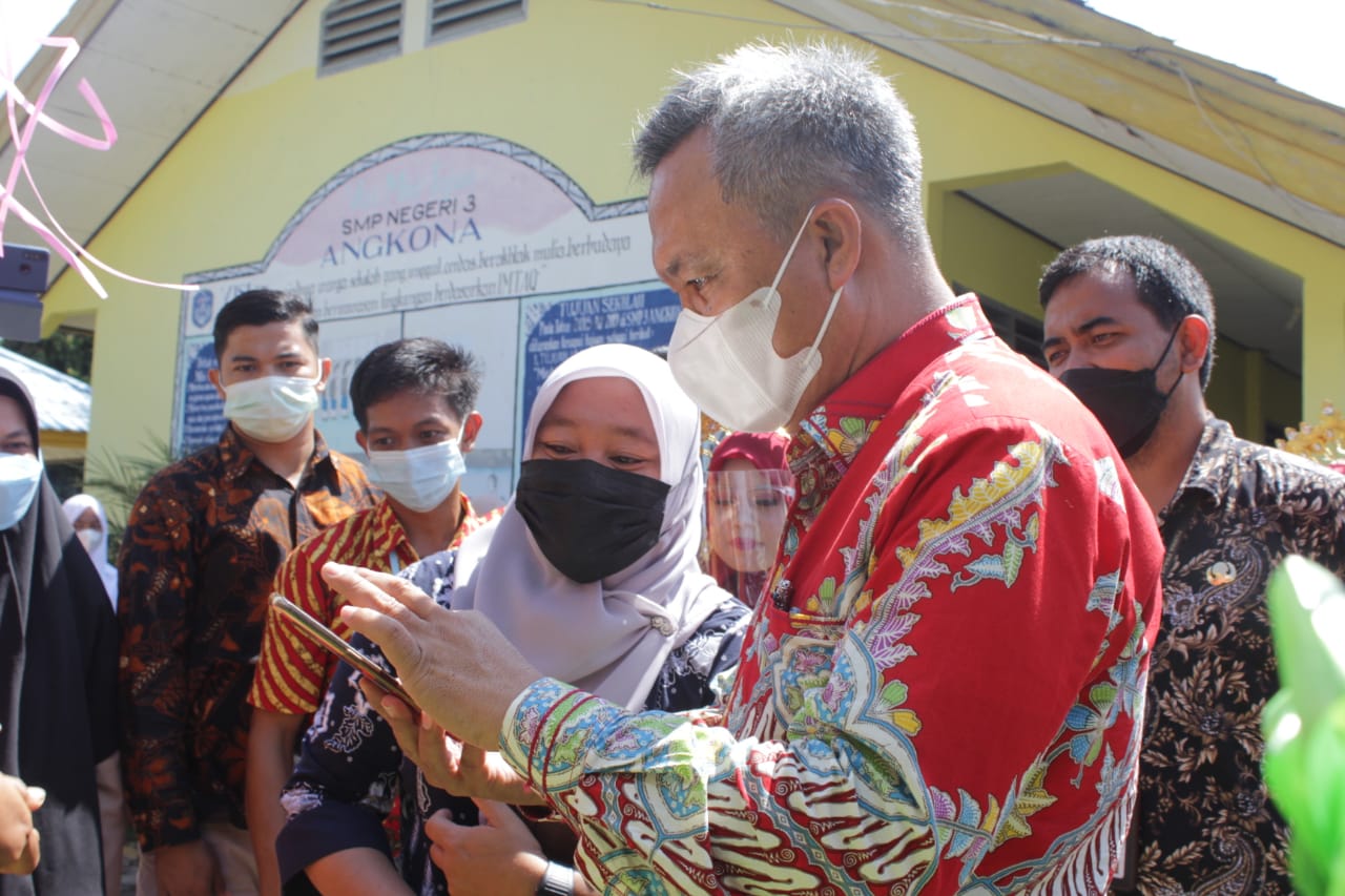 Bupati Luwu Timur Budiman, menerapkan absensi digital untuk para siswa berbasis aplikasi di SMP N 3 Angkona, Luwu Timur, Kamis (24/6/21).