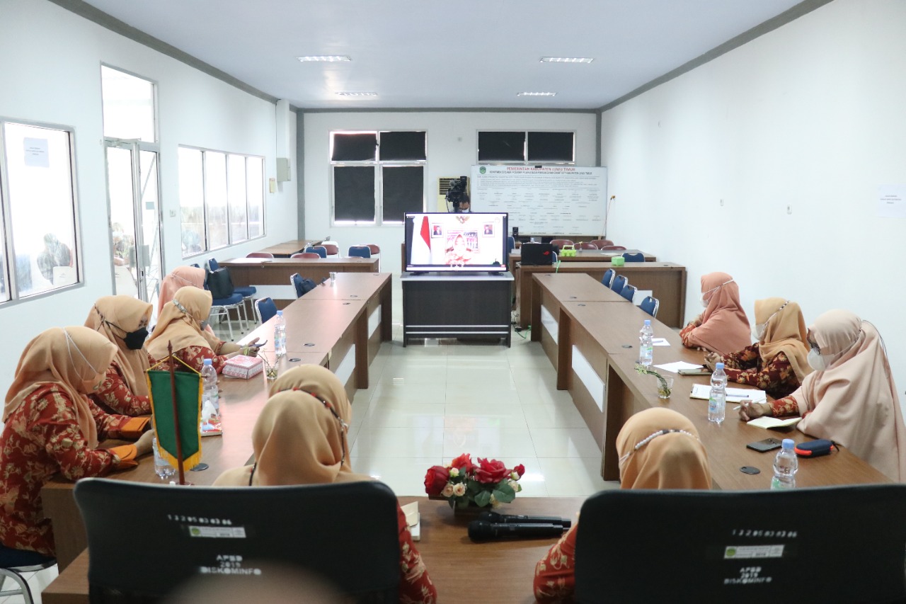Dharma Wanita Persatuan (DWP) kabupaten Luwu Timur mengikuti Webinar bertemakan “ Merdeka Belajar dalam Peta Jalan Pendidikan”, di Ruangan Media Center Diskomfo, Kamis,(24/06/2021).