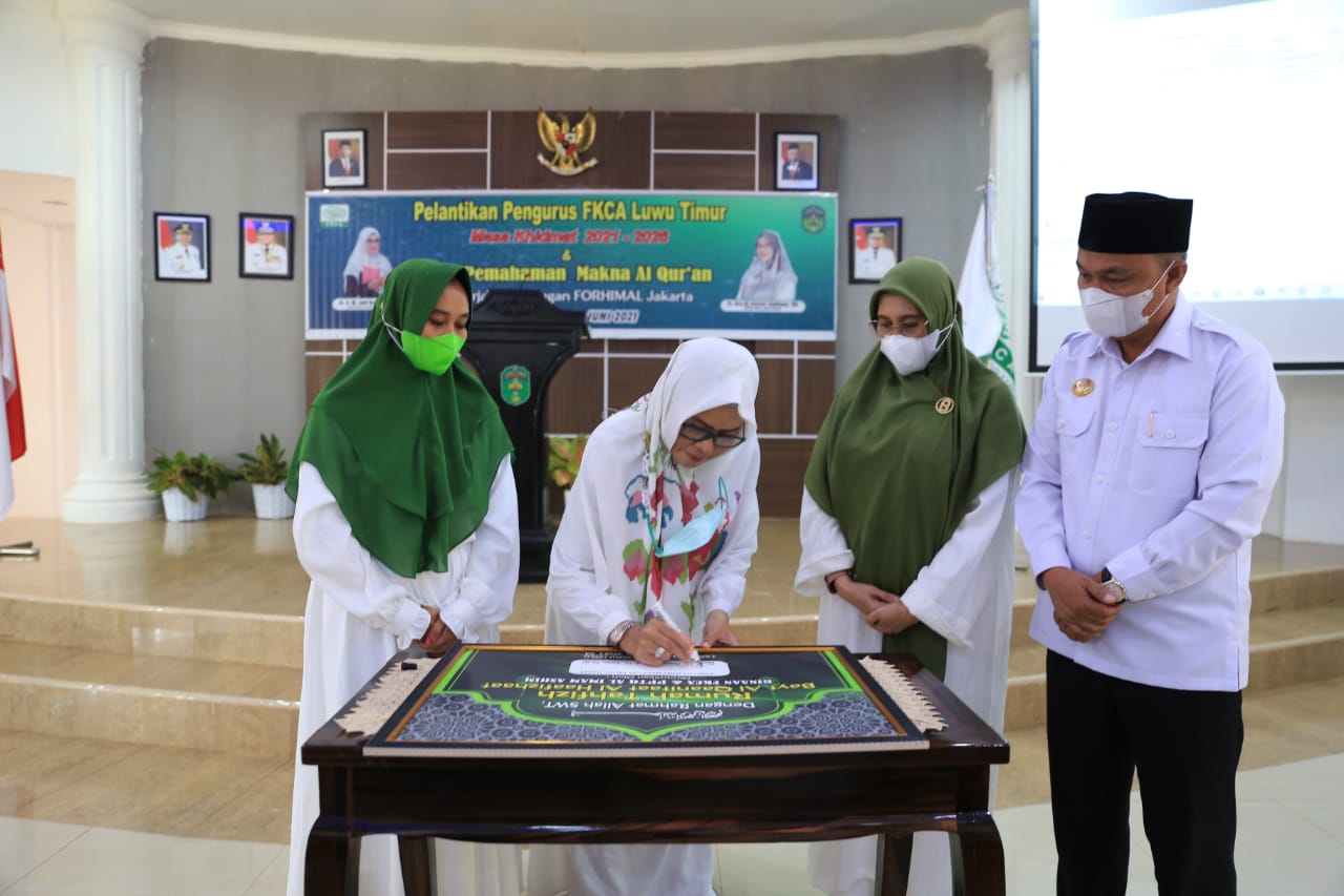 Bupati Budiman didampingi Ketua FKCA Luwu Timur, Dra. Hj. Sufriyati Budiman pada pelantikan Pengurus Forum Kajian Cinta Alquran (FKCA) Kabupaten Luwu Timur masa Khidmat ‎2021-2026, di Aula Rumah Jabatan Bupati Luwu Timur, Jum'at (25/6/21).