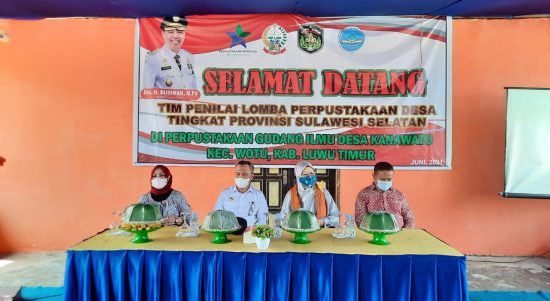 Anggota DPRD Luwu Timur Heryanti Harun Bersama Bupati Budiman pada kegiatan penilaian Lomba Perpustakaan Desa Tingkat Provinsi Sulawesi Selatan, di desa Kanawatu, kecamatan Wotu, Sabtu (26/6/21).