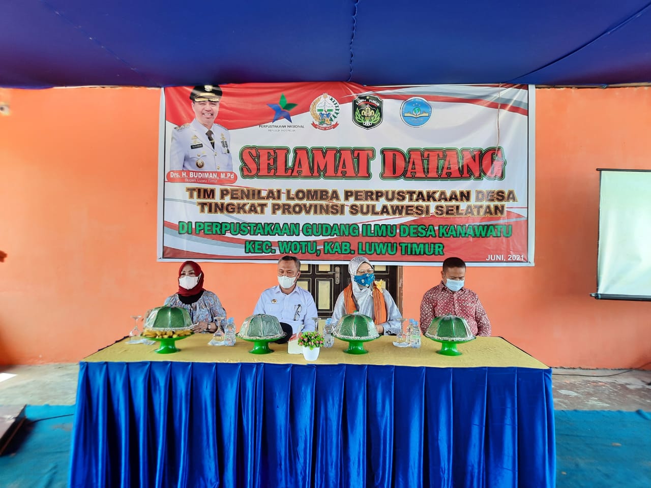 Anggota DPRD Luwu Timur Heryanti Harun Bersama Bupati Budiman pada kegiatan penilaian Lomba Perpustakaan Desa Tingkat Provinsi Sulawesi Selatan, di desa Kanawatu, kecamatan Wotu, Sabtu (26/6/21). 