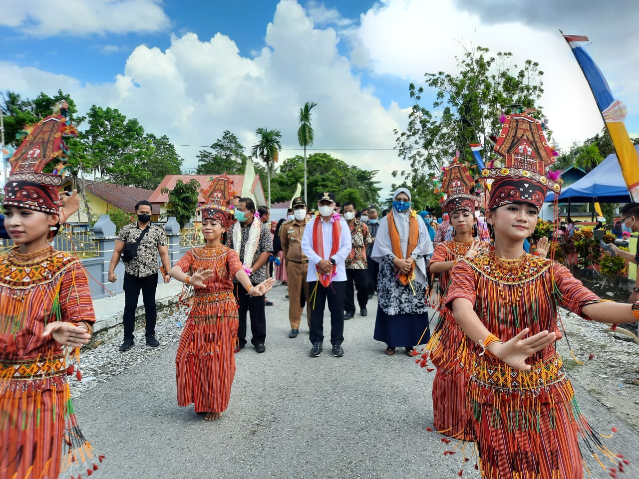 Tim Penilai Perpustakaan Desa Provinsi Sulsel bersama Bupati Budiman disambut tarian dalam kedatangannya melakukan penilaian pada perpustakaan gudang ilmu desa Kanawatu, Wotu, Sabtu (26/6/21).