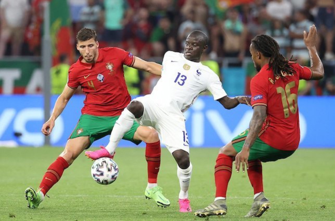 Tampak pemain Prancis dibayangi dua pemain portugal dalam laga Portugal vs Prancis matchday 3 grup F Euro 2020 di arena puskas Budapest, Kamis dini hari WITA (24/6/21). 