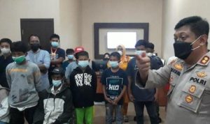 Polres Luwu Timur memberikan arahan kepada orang tua dan anak yang melakukan prank call center 110 di Mapolres Luwu Timur. (Ket foto: Tribun news.com)