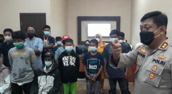 Polres Luwu Timur memberikan arahan kepada orang tua dan anak yang melakukan prank call center 110 di Mapolres Luwu Timur. (Ket foto: Tribun news.com)