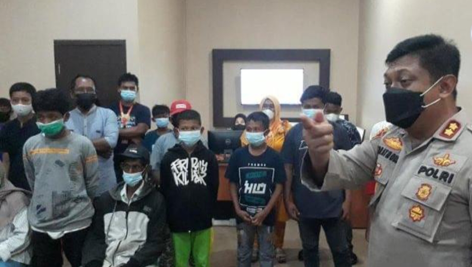 Polres Luwu Timur memberikan arahan kepada orang tua dan anak yang melakukan prank call center 110 di Mapolres Luwu Timur. (Ket foto: Tribun news.com)