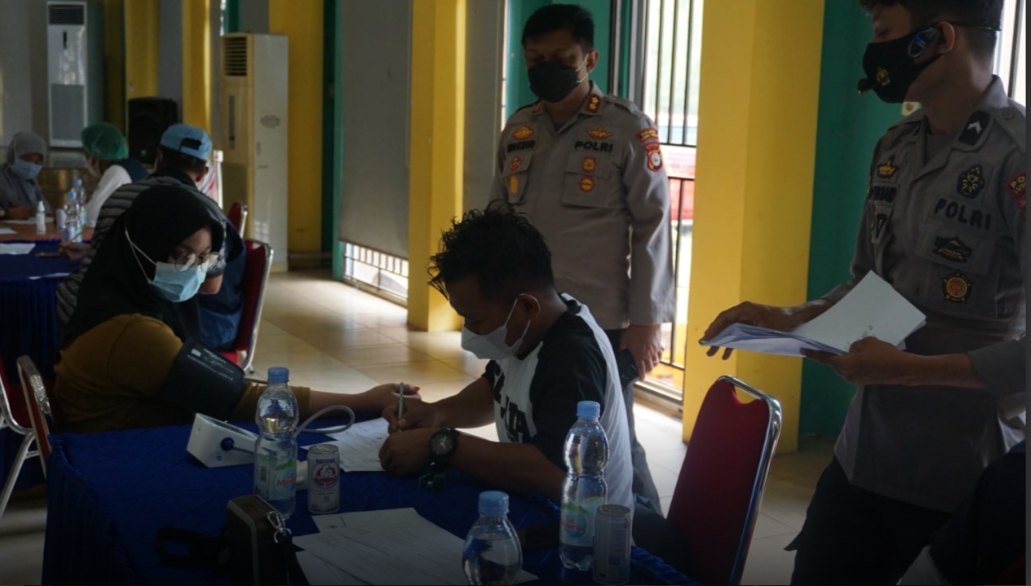Dalam Rangka HUT Bhayangkara Ke-75 polres lutim mengadakan kegiatan vaksinasi massal untuk masyarakat Luwu Timur, di gedung simpurussiang, Malili, Sabtu (26/6/21).
