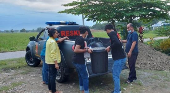 Personil Gabungan Polres Lutim menyita miras jenis ballo, Wotu, Senin ( 28/6/21). Foto : Tekape.co