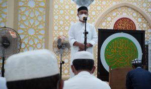 Bupati Budiman dalam memandu ceramah subuh terkait investasi dalam perspektif Islam di Masjid Babul Khair Desa Puncak Indah Malili, Minggu (04/07/2021).