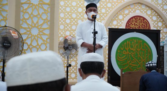 Bupati Budiman dalam memandu ceramah subuh terkait investasi dalam perspektif Islam di Masjid Babul Khair Desa Puncak Indah Malili, Minggu (04/07/2021).