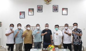 IMG-20210704-WA0013 Bupati Budiman foto bersama Sejumlah pengurus KONI Luwu Timur di Rujab bupati Luwu Timur, Malili, Jum'at (2/7/21).