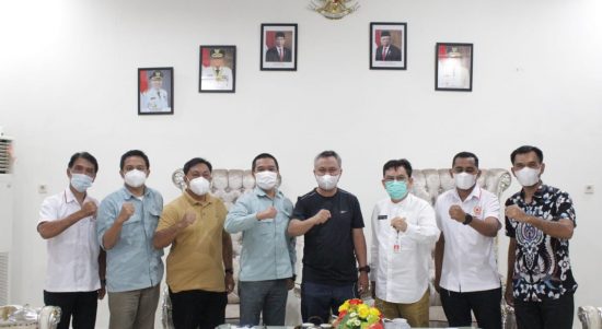 Bupati Budiman foto bersama Sejumlah pengurus KONI Luwu Timur di Rujab bupati Luwu Timur, Malili, Jum'at (2/7/21).