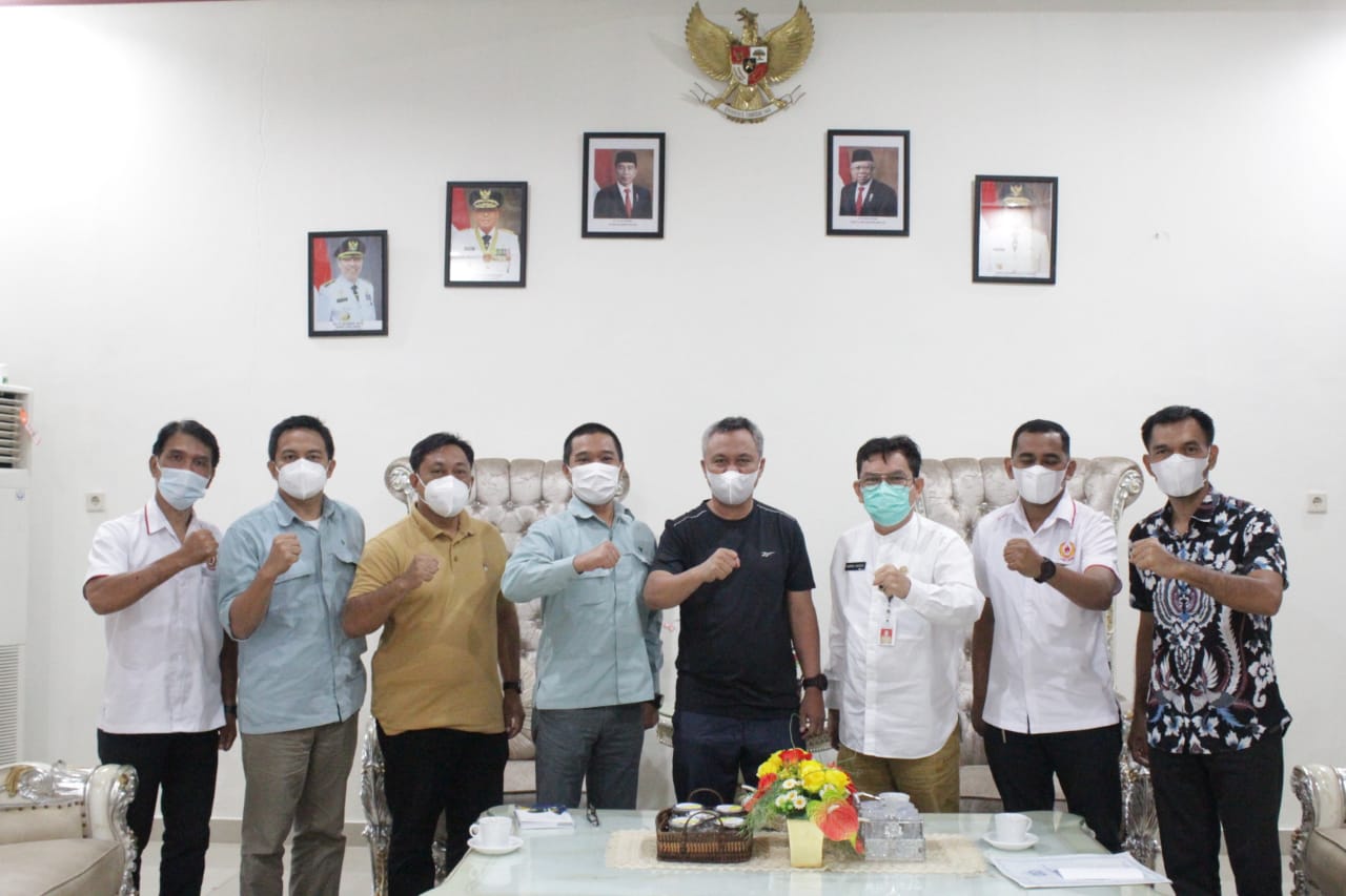 Bupati Budiman foto bersama Sejumlah pengurus KONI Luwu Timur di Rujab bupati Luwu Timur, Malili, Jum'at (2/7/21).