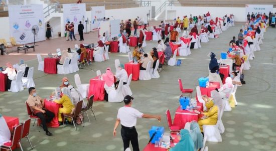 Dosen dan tenaga kependidikan Universitas Hasanuddin memulai vaksinasi tahap I di Makassar.