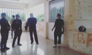 Tampak Bupati Budiman dalam kunjungan ke bangunan Kantin PKK, sejumlah dinding terlihat penuh coretan, Jum'at (2/7/21). Foto. Lutimterkini.com