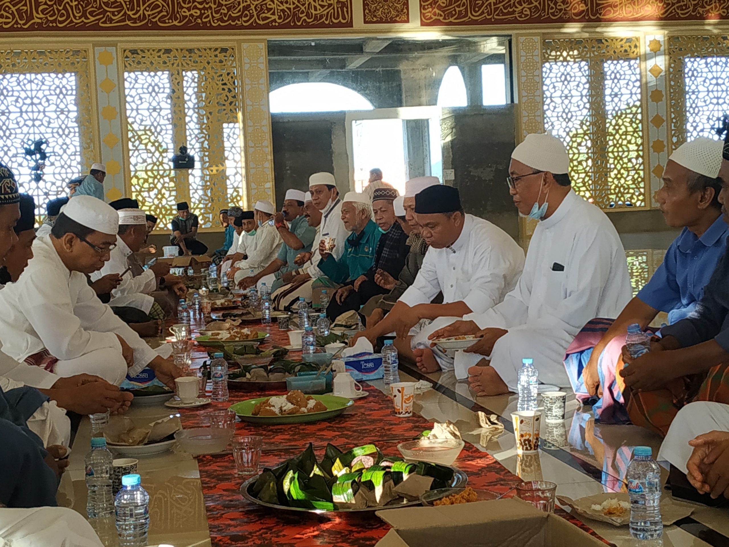 Bupati Budiman bersama jemaah mesjid Babul Khair dalam acara diskusi usai mendengarkan ceramah subuh, Malili (4/7/21).