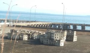 Tampak proyek apartemen ikan senilai Rp 2 Miliar yang terbengkalai, di pelabuhan Waru-waru Lampia dan Pelabuhan Balantang, Kecamatan Malili, Kabupaten Luwu Timur.