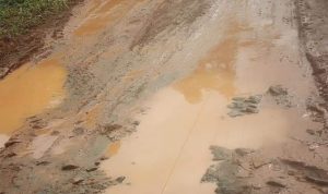 Kondisi jalan dusun tengkosituru rusak pasca hujan, foto : Akun fb Hera hera.