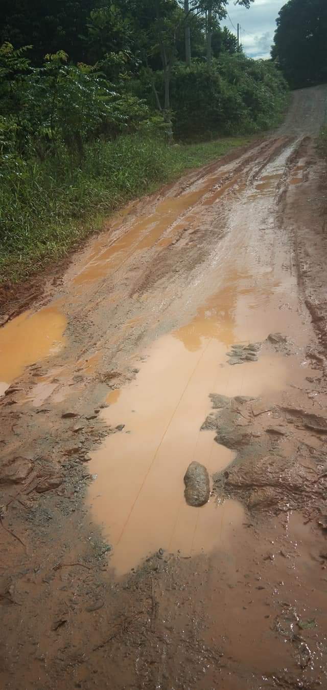 Kondisi jalan dusun tengkosituru rusak pasca hujan, foto : Akun fb Hera hera.