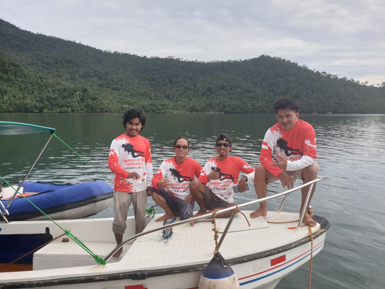 Empat Diver yang melakukan penyelaman di kedalaman 17 meter memonitoring terumbu karang.