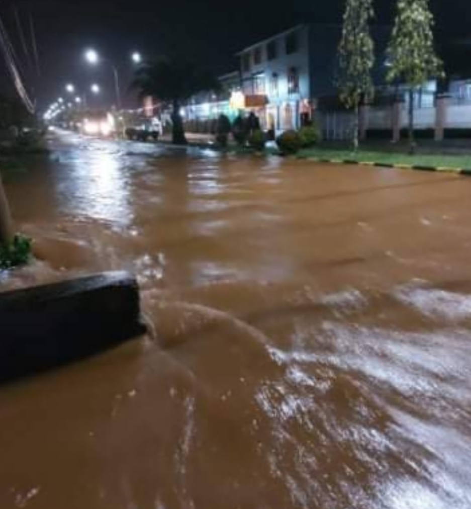 Hujan lebat sebabkan Banjir rendam jalur dua trans Malili.