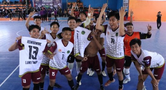 Selebrasi Tim Futsal Praporprov Kabupaten Luwu Timur usai memenangkan laga Derby Luwu raya atas Tim futsal praporprov kota Palopo dengan skor 4-3.