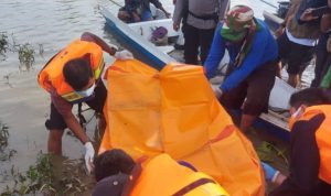 Mayat Korban Tenggelam dievakuasi tim BPBD, untuk dibawa ke keluarganya.