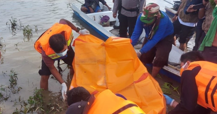 Mayat Korban Tenggelam dievakuasi tim BPBD, untuk dibawa ke keluarganya.
