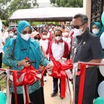 Bupati Budiman bersama Hj.Sufriaty (Ketua PKK Luwu Timur) melakukan pemotongan pita pada acara launching Kantin PKK, Malili, Rabu (08/09/21)