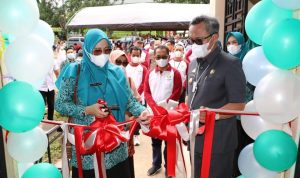 Bupati Budiman bersama Hj.Sufriaty (Ketua PKK Luwu Timur) melakukan pemotongan pita pada acara launching Kantin PKK, Malili, Rabu (08/09/21)