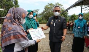 Terlihat Bupati Budiman menerima secara simbolis bantuan Bank Sulselbar pada kegiatan launching Kantin PKK, Malili, Rabu (08/09/21).