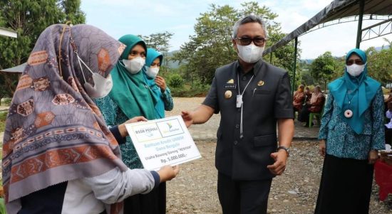 Terlihat Bupati Budiman menerima secara simbolis bantuan Bank Sulselbar pada kegiatan launching Kantin PKK, Malili, Rabu (08/09/21).