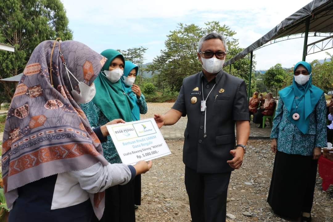 Terlihat Bupati Budiman menerima secara simbolis bantuan Bank Sulselbar pada kegiatan launching Kantin PKK, Malili, Rabu (08/09/21).