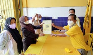 Anggota DPRD, Heryanti Harun didampingi Srikandi golkar Luwu timur pada penyerahan formulir pendaftaran calon ketua DPD II partai golkar Luwu timur.