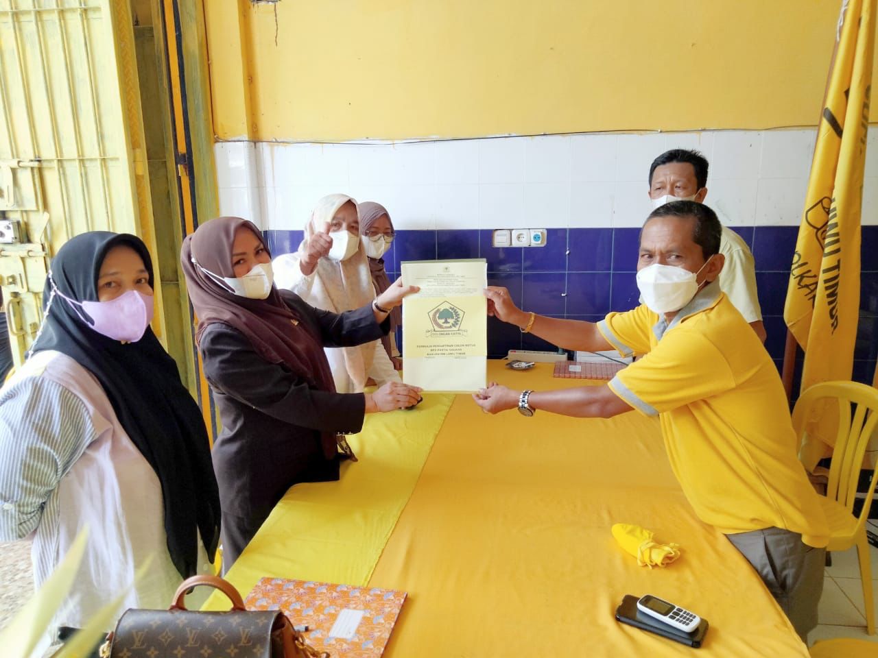 Anggota DPRD, Heryanti Harun didampingi Srikandi golkar Luwu timur pada penyerahan formulir pendaftaran calon ketua DPD II partai golkar Luwu timur.