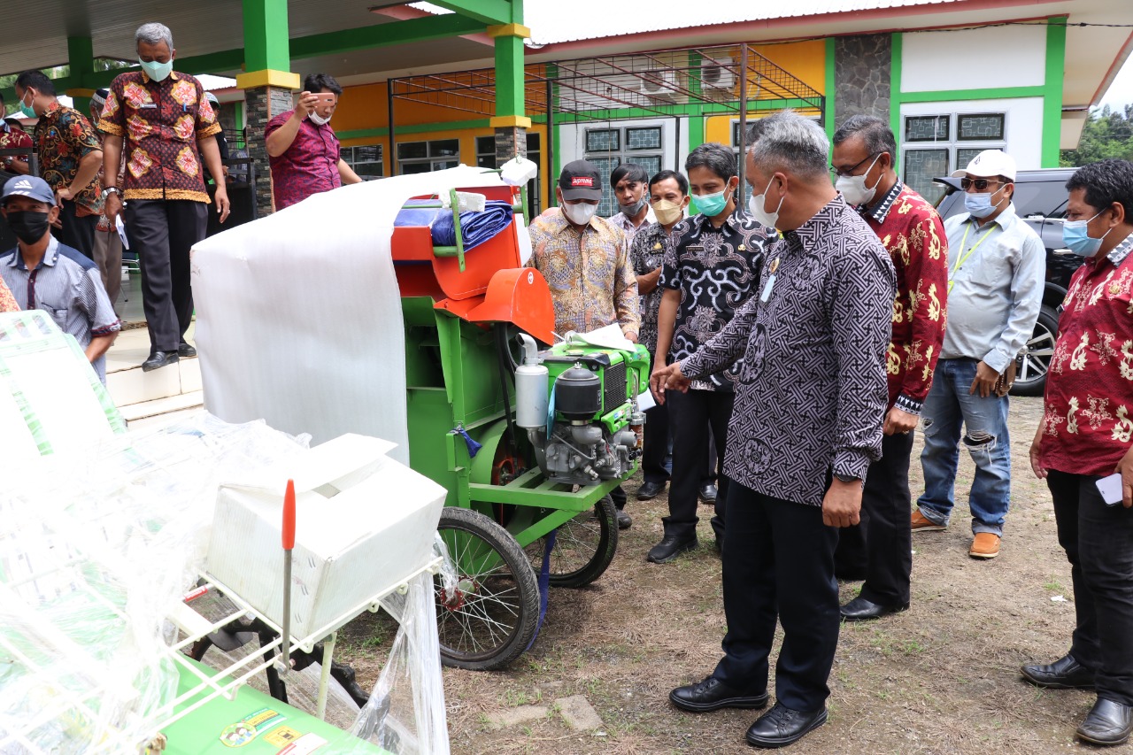 Bupati Luwu Timur, Drs H.Budiman., M.Pd., menyerahkan bantuan alsintan berupa Rice Transplanter (Mesin Tanam) padi.