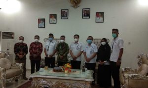 BNN provinsi Sulawesi Selatan foto bersama dengan Bupati Luwu Timur, H Budiman, di Rujab bupati Luwu timur, Kamis (21/10/21).