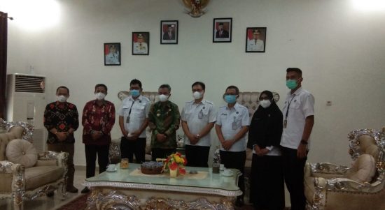 BNN provinsi Sulawesi Selatan foto bersama dengan Bupati Luwu Timur, H Budiman, di Rujab bupati Luwu timur, Kamis (21/10/21).