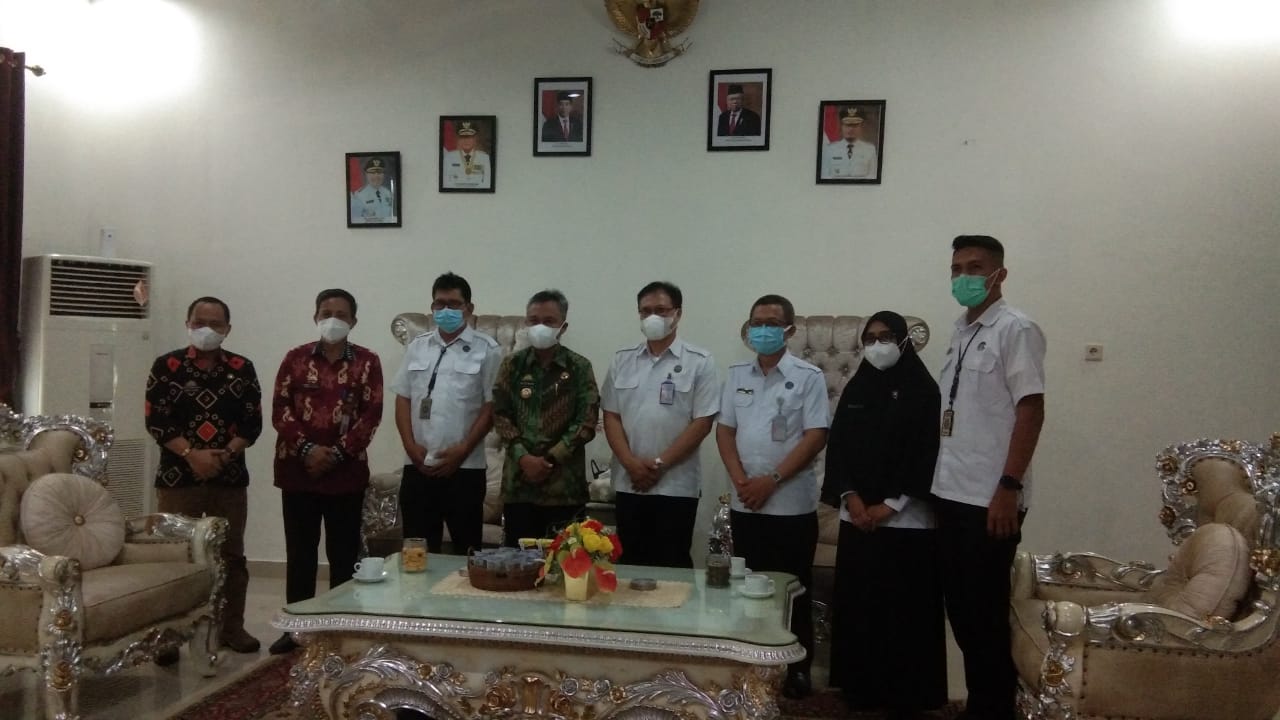 BNN provinsi Sulawesi Selatan foto bersama dengan Bupati Luwu Timur, H Budiman, di Rujab bupati Luwu timur, Kamis (21/10/21).