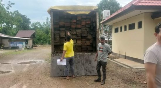 Barang Bukti Kayu Illegal Loging Hasil sitaan Polsek Wasuponda, Luwu Timur. Foto: teraskata.com