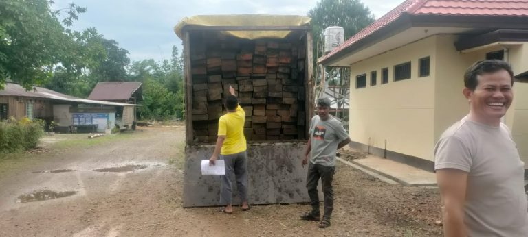 Barang Bukti Kayu Illegal Loging Hasil sitaan Polsek Wasuponda, Luwu Timur. Foto: teraskata.com