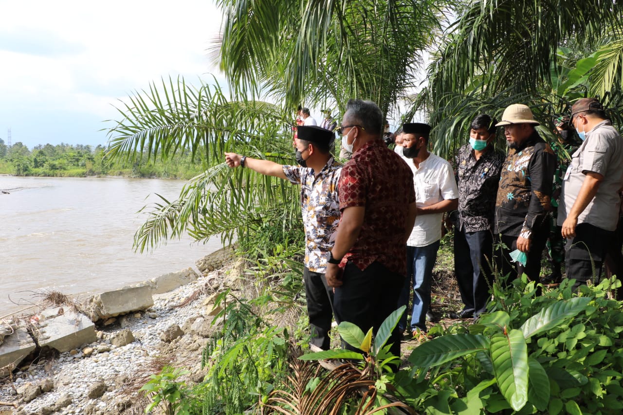 Bupati Budiman Tinjau lokasi yang menjadi keluhan masyarakat untuk secepatnya di realisasikan. 