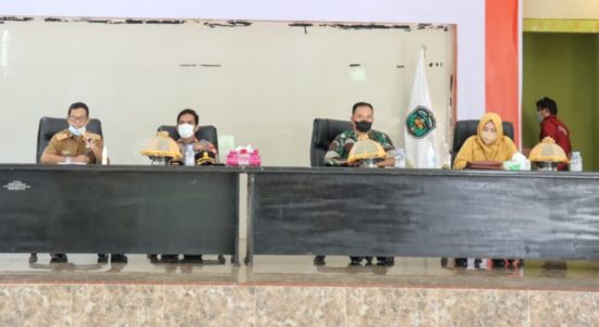 Tindak Lanjut intruksi Presiden Forkopimda Gelar Rapat Koordinasi (rakor) Penanganan percepatan Covid-19, Selasa (08/02/2022), di Gedung Wanita Simpurisiang, Puncak Indah, Kecamatan Malili.