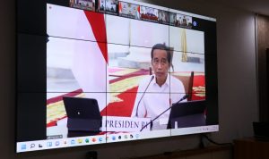 Rapiuddin Tahir bersama Kapolres Luwu Timur, AKBP. Silvester Mangombo Marusaha Simamora dan Kepala Dinas Pemberdayaan Masyarakat dan Desa, Halsen, mengikuti Arahan Presiden RI secara virtual di ruang Rapat Pimpinan Kantor Bupati Luwu Timur, Senin (07/02/22).