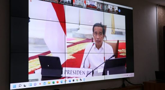 Rapiuddin Tahir bersama Kapolres Luwu Timur, AKBP. Silvester Mangombo Marusaha Simamora dan Kepala Dinas Pemberdayaan Masyarakat dan Desa, Halsen, mengikuti Arahan Presiden RI secara virtual di ruang Rapat Pimpinan Kantor Bupati Luwu Timur, Senin (07/02/22).