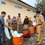 Dinas Kependudukan dan Pencatatan Sipil Kabupaten Luwu Timur menggandeng Inspektorat, Dinas Pengelolaan Keuangan dan Aset Daerah serta Dinas Perpustakaan dan Kearsipan melakukan pemusnahan BMD di belakang Kantor Disdukcapil, Selasa (08/02/2022).